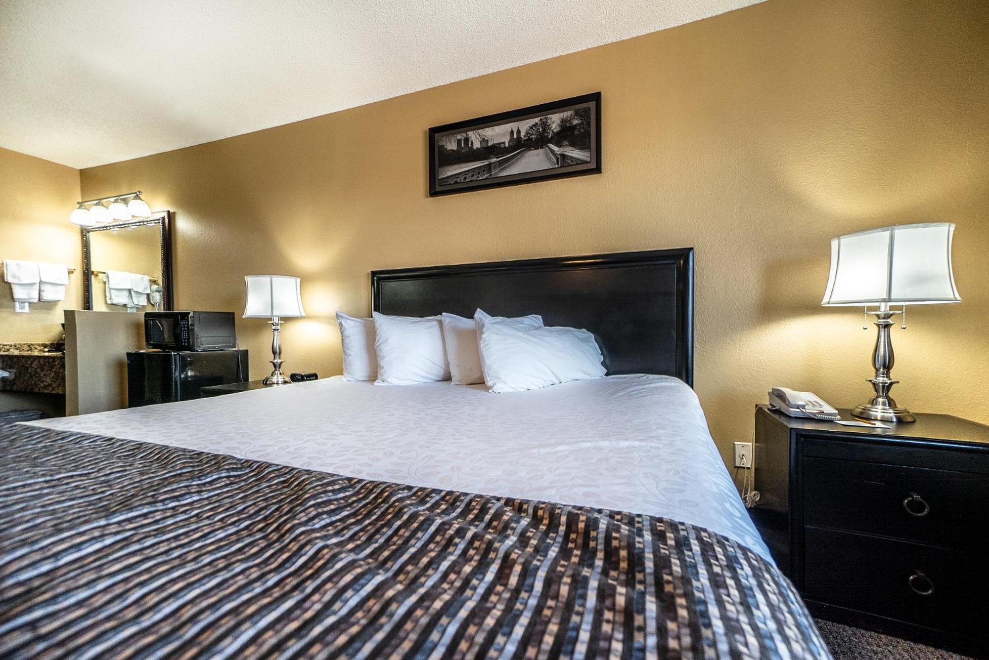 Jetted Tub Room 1 King Bed
