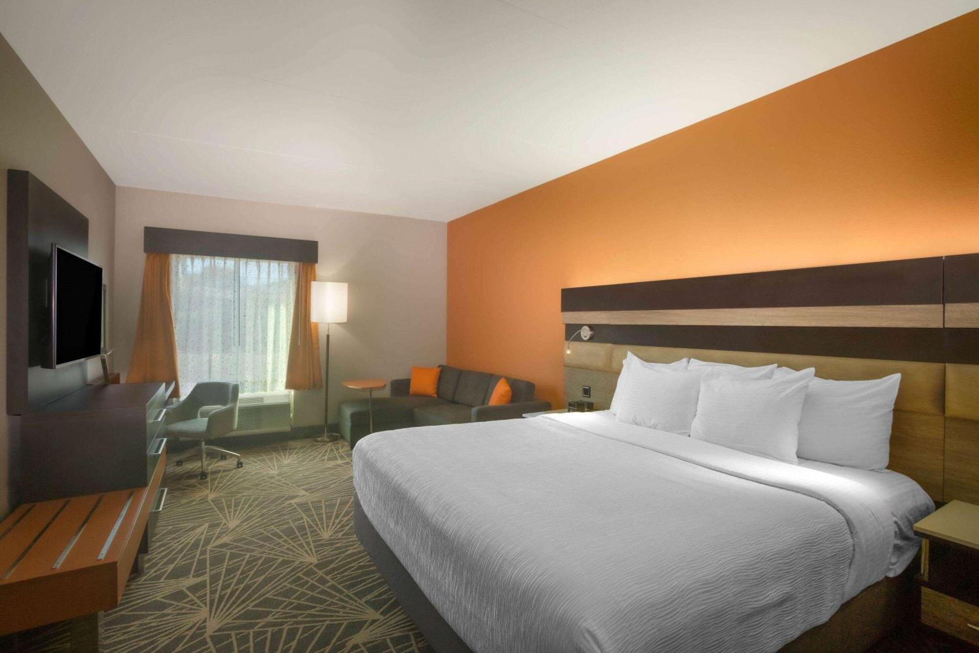 Deluxe King Room - Non-Smoking