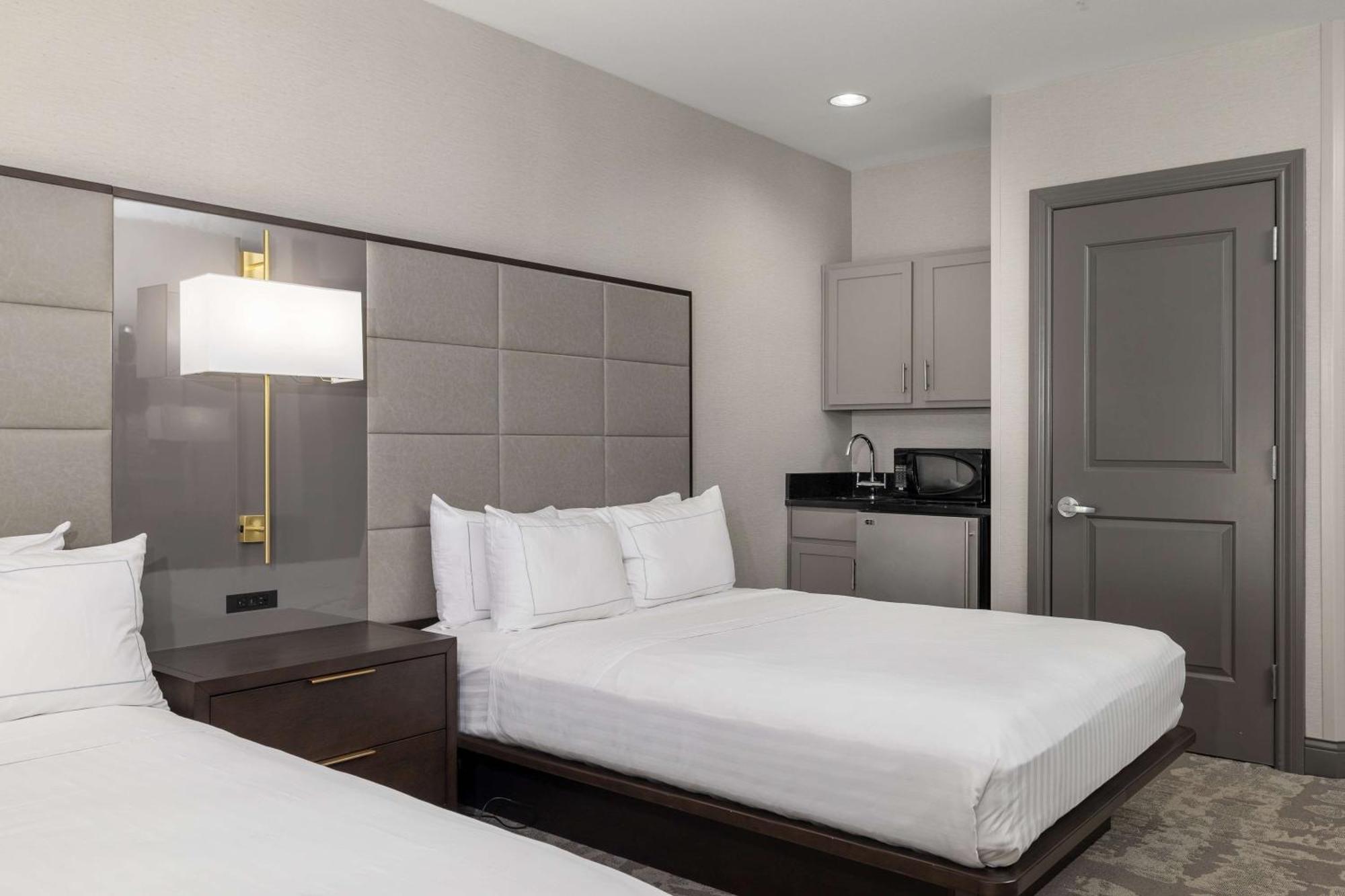 Deluxe Queen Room with Two Queen Beds and Fountain View