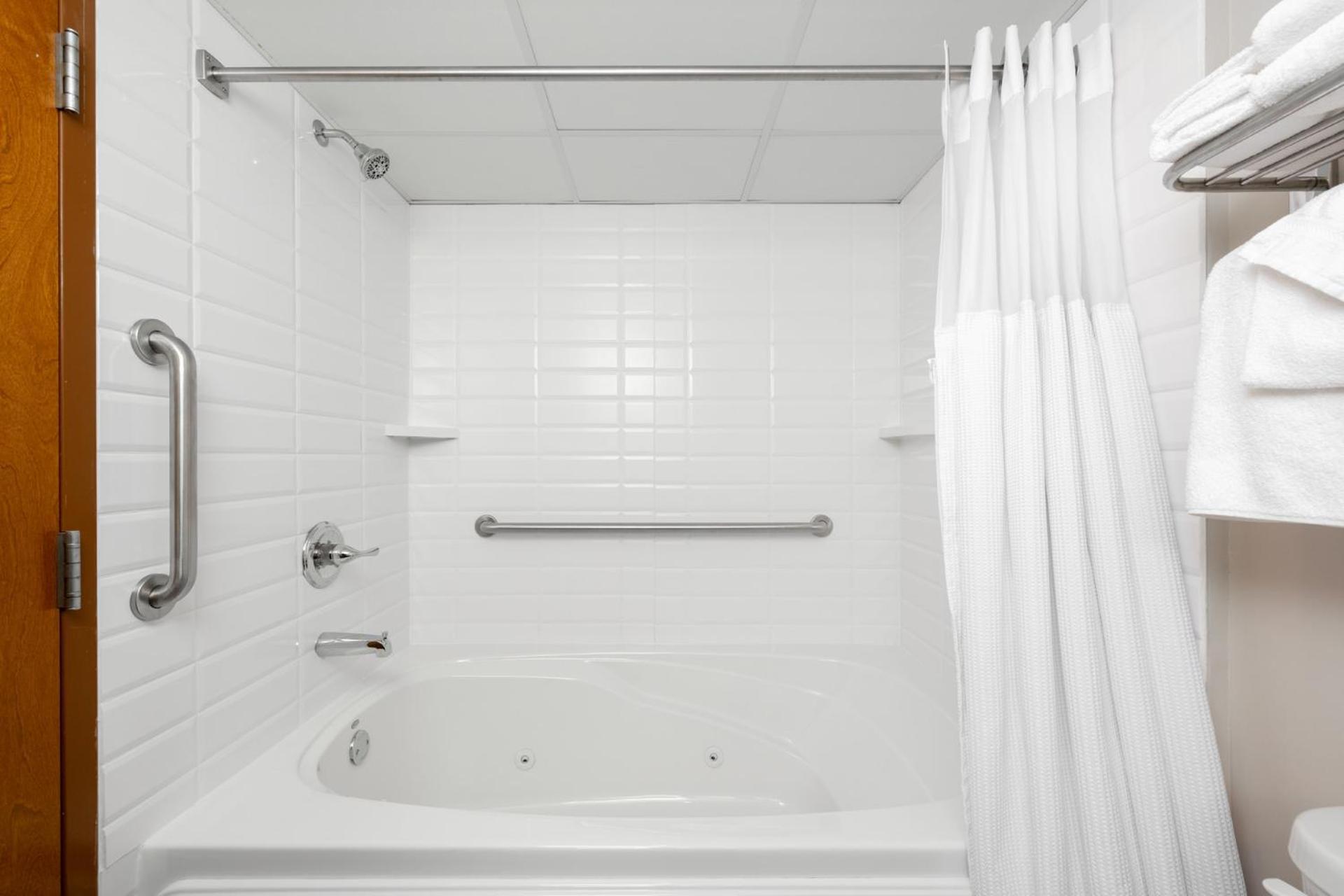 Standard King Room Spa Bath
