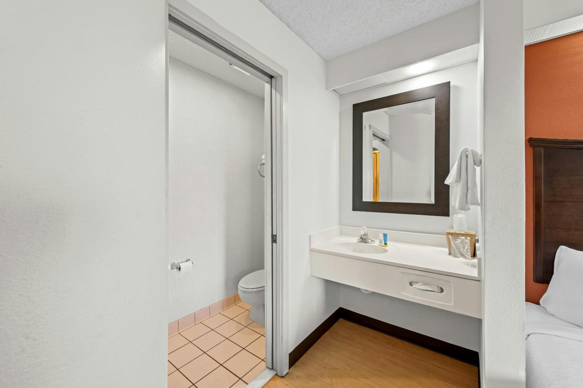 Deluxe Room with One Queen Bed Disability Access Non-Smoking
