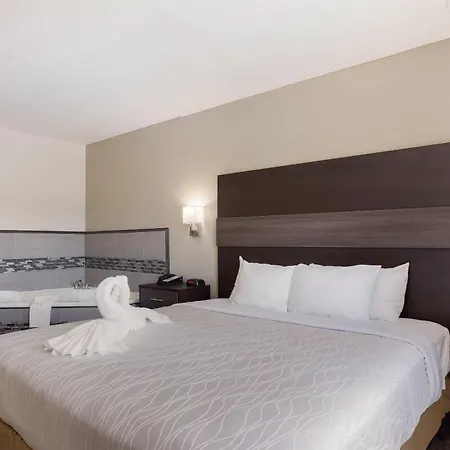 Rodeway Inn Branson, Brick House-3